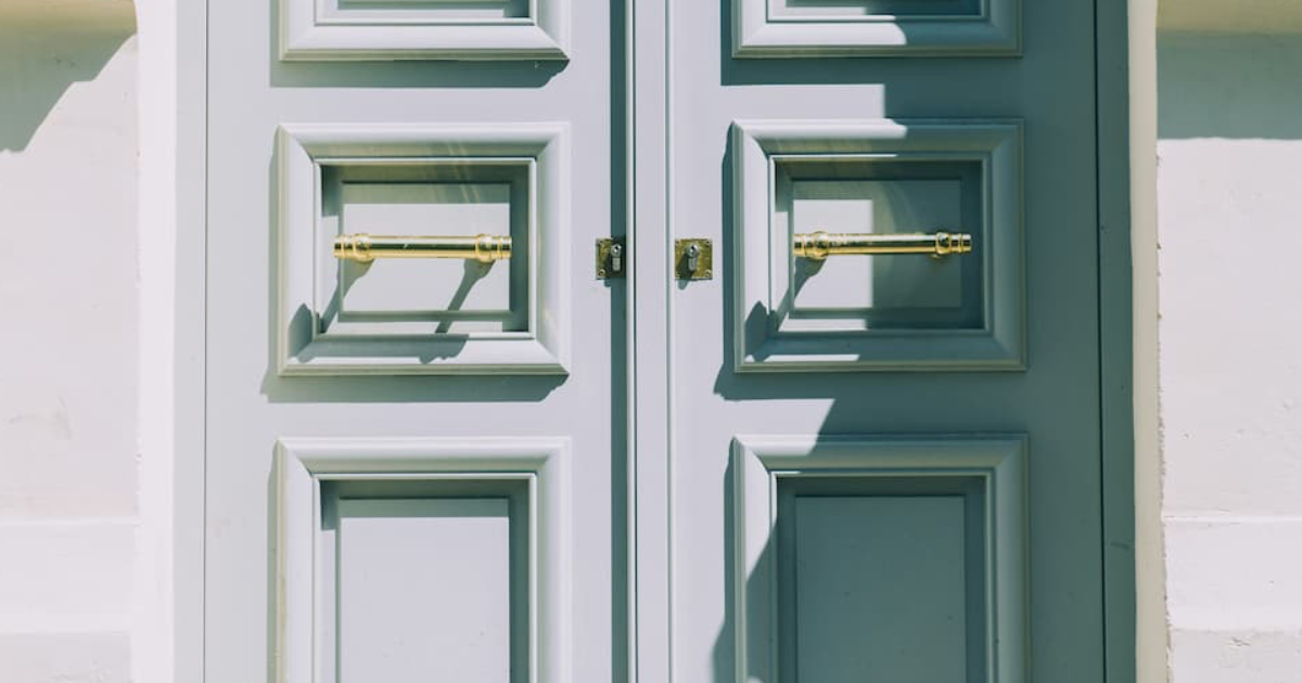Derrière la porte close.