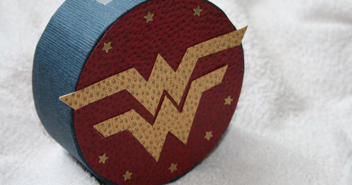 super-héros en carton