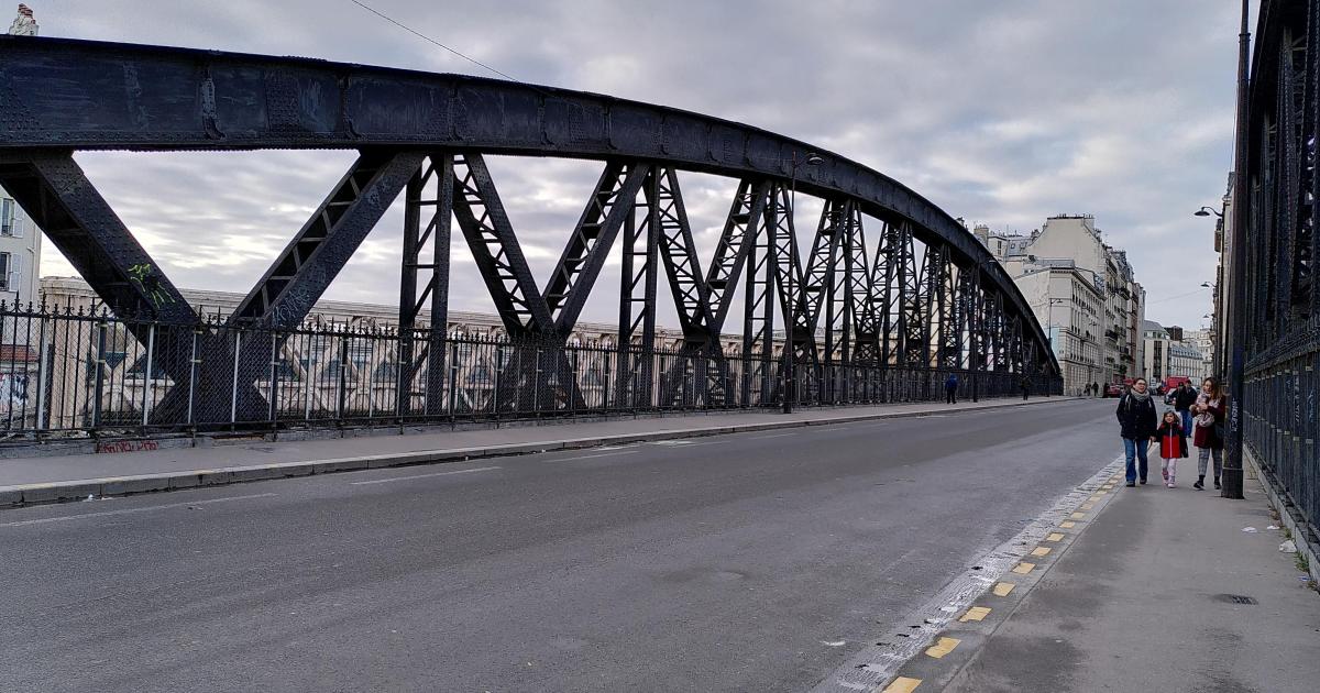 Le pont et la petite fille