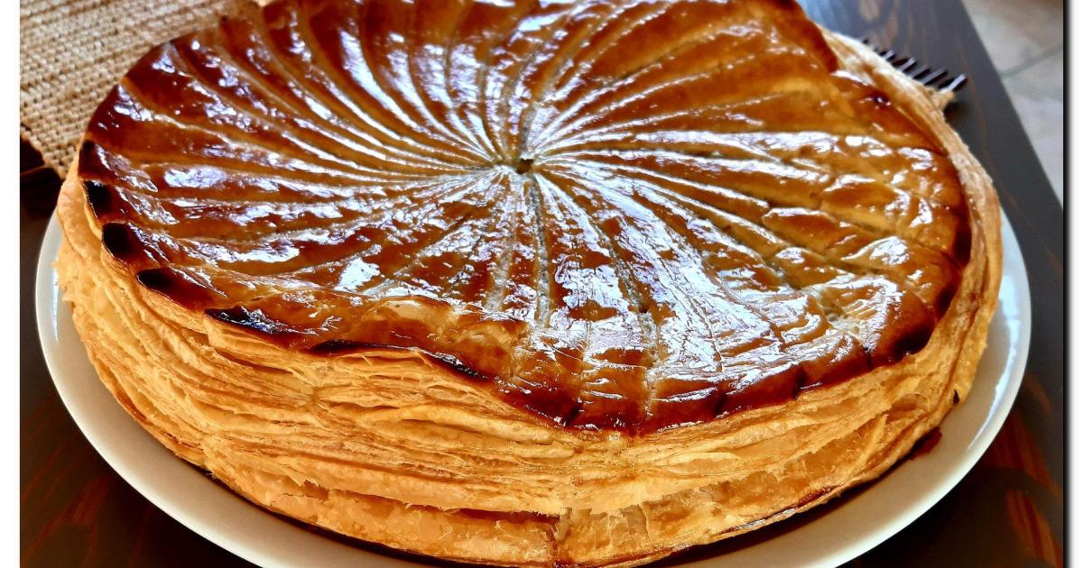 Galette des rois au chocolat et pâte feuilletée maison.