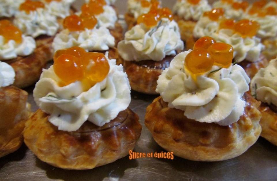 Canapés feuilletés mousse de chèvre frais à l'aneth et oeufs de saumon