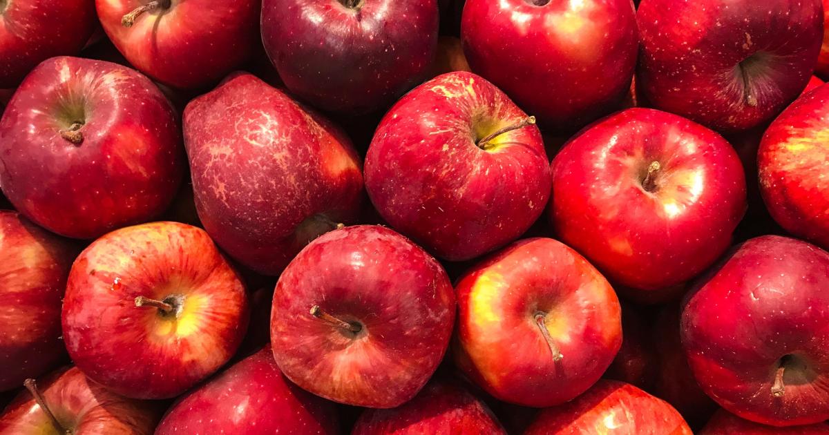 Pommes au four aux noix, miel et cannelle