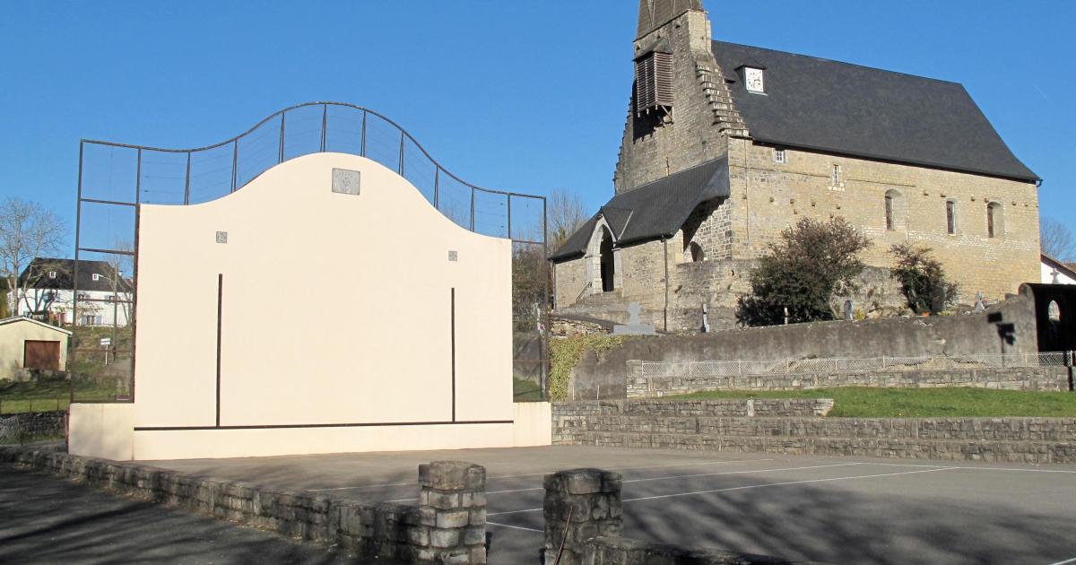 Eliza zeinütegi hiru püntakoak : Züberoa katolikoaren bürragertze? / Les églises à clochers calvaires : fidélité de la Soule au catholicisme ?