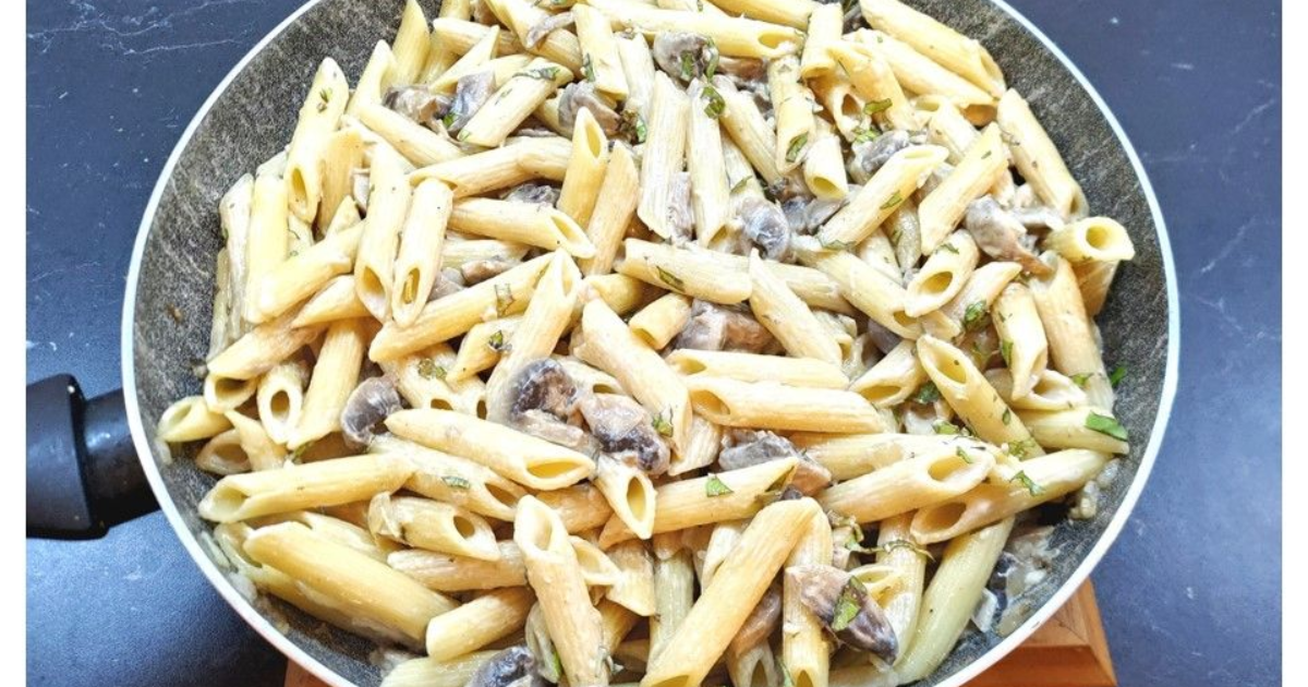 Penne aux champignons en sauce crémeuse à la moutarde