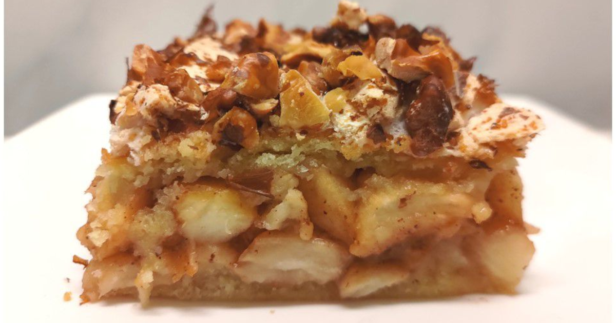 Carrés sablés aux pommes avec meringue et noix - Recette en vidéo
