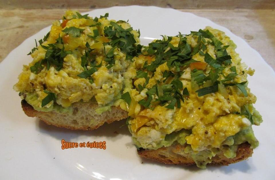 Tartines avocat-oeufs brouillés
