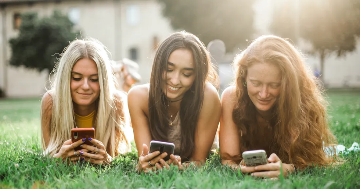 How Social Media and Online Meetings Shape Our Reality Navigating