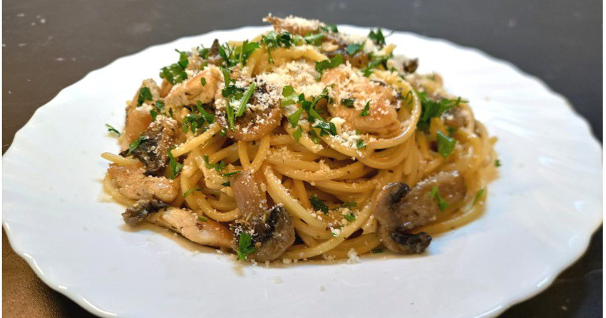 Pâtes au poulet, sauce crémeuse aux champignons