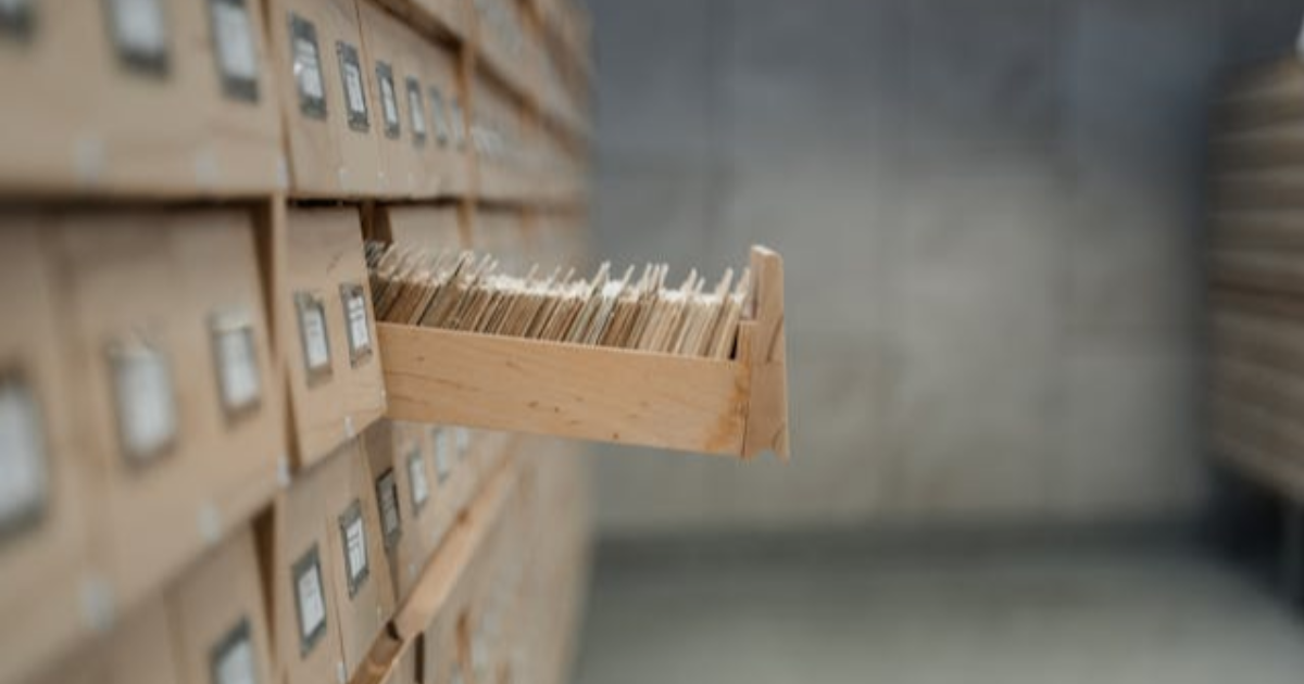 Rangement, rayonnages et styles d’écriture.