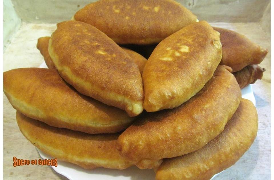 Beignets au fromage frais avec des fanes d'oignons nouveaux (Pateuri ou Pirojki)