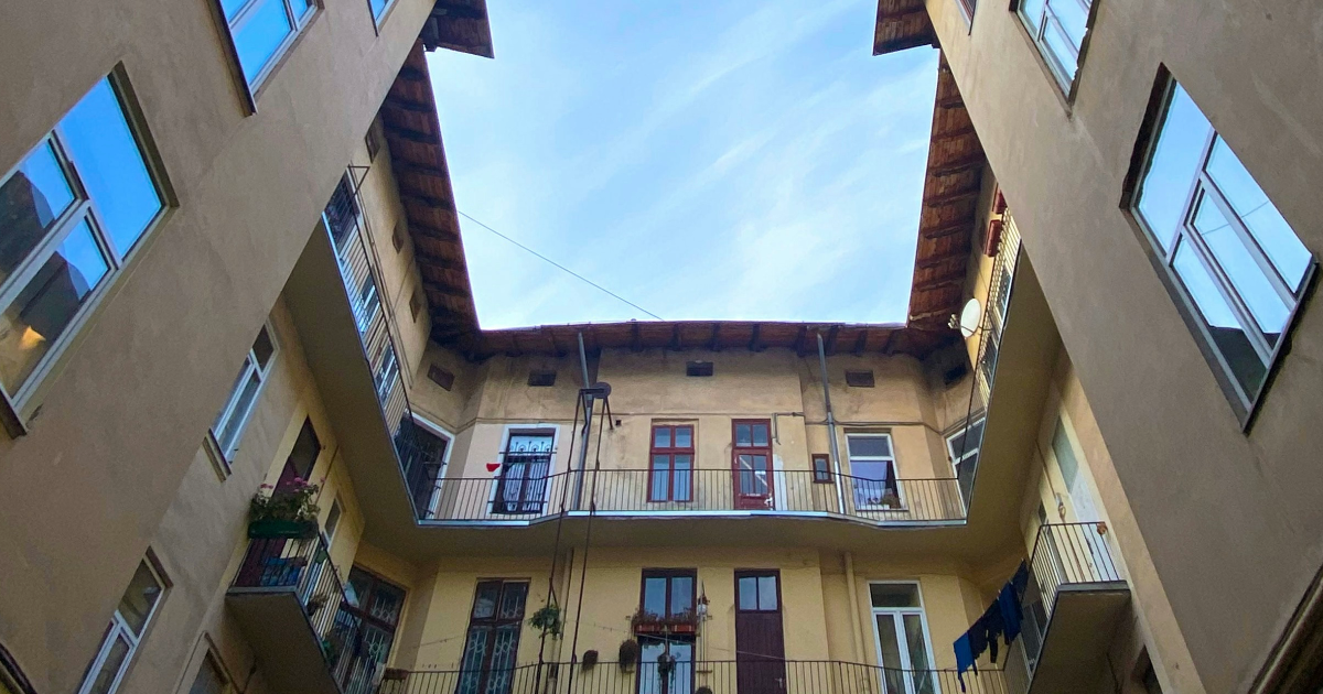 Par la fenêtre. Chapitre 16. Lui