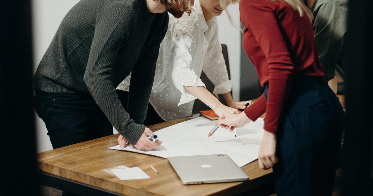 (II, 2) : Réunion debout