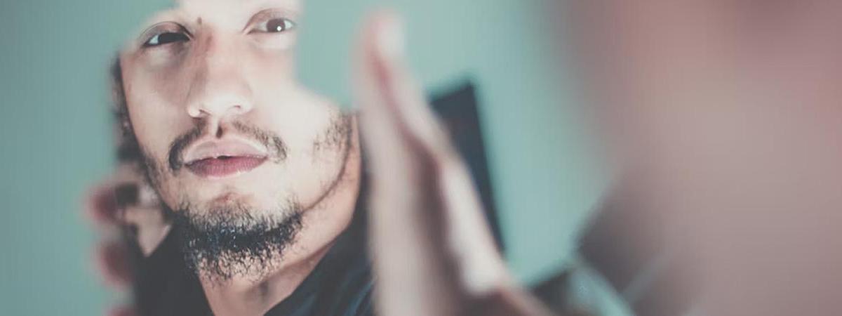 Le démon du miroir (sonnet lipogrammatique)