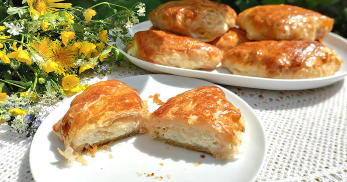 Feuilletés au fromage frais avec de la pâte filo maison (Placinte impaturite cu branza)