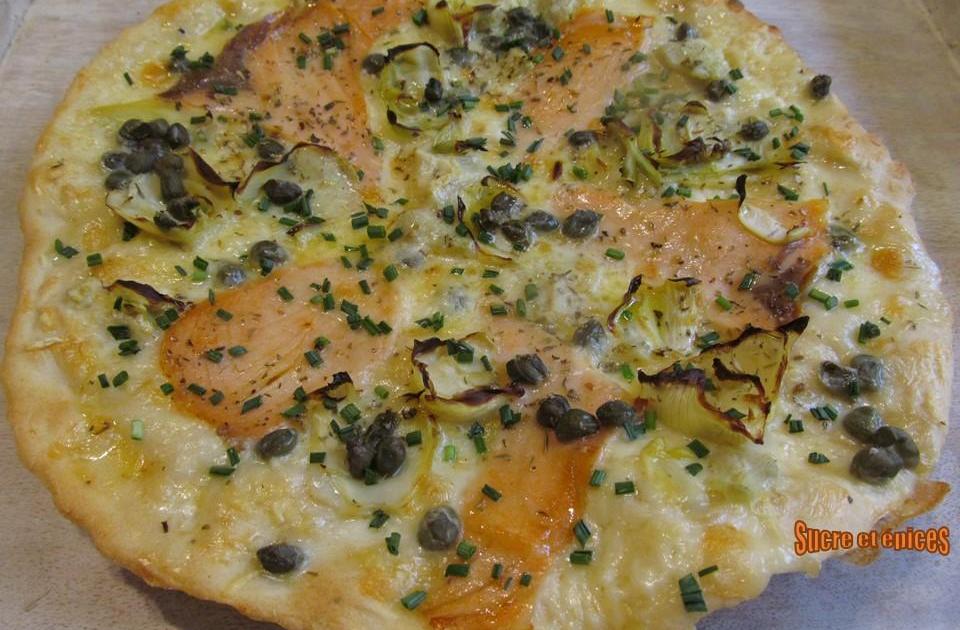 Pizza blanche au saumon fumé et à la cancoillotte
