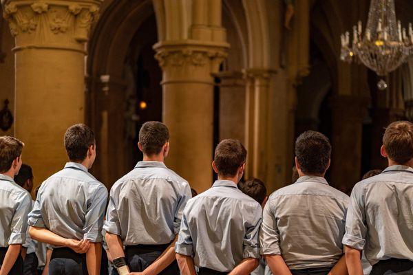 Guili-guili-guili, c'est l'abbé bête qui monte !