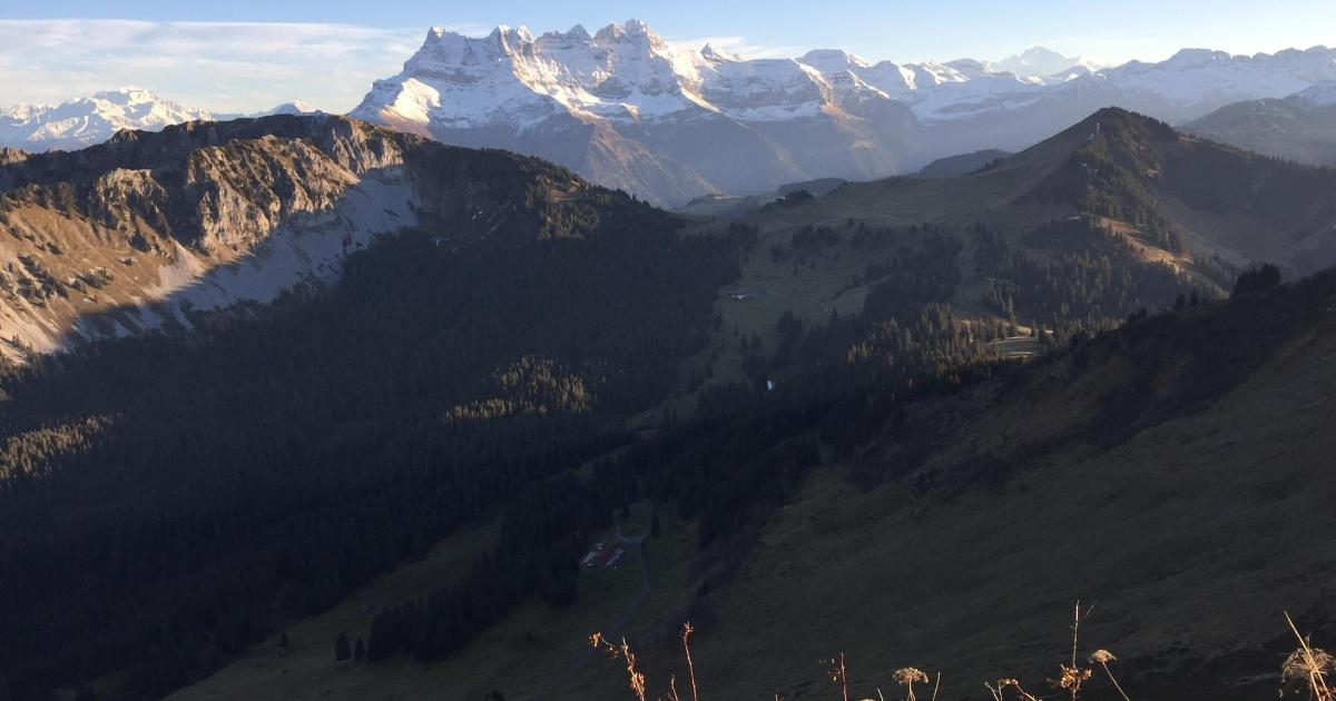 En haut, au large