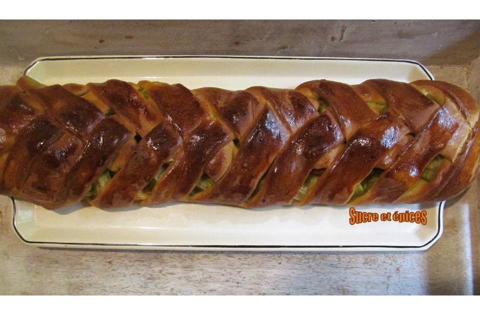 Tresse briochée à la rhubarbe et à la crème pâtissière