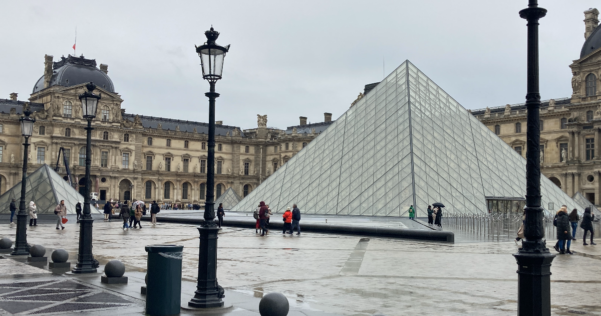 Paris - Carrousel du Louvre - Cour Napoléon & pyramide  (update playlist youtube)