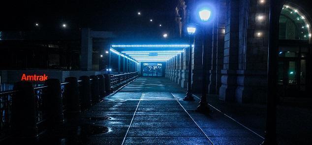 Enfermée dans une salle d’attente de gare
