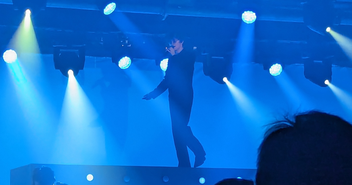 "Avec mes airs un peu trop sûrs qui sonnent faux"