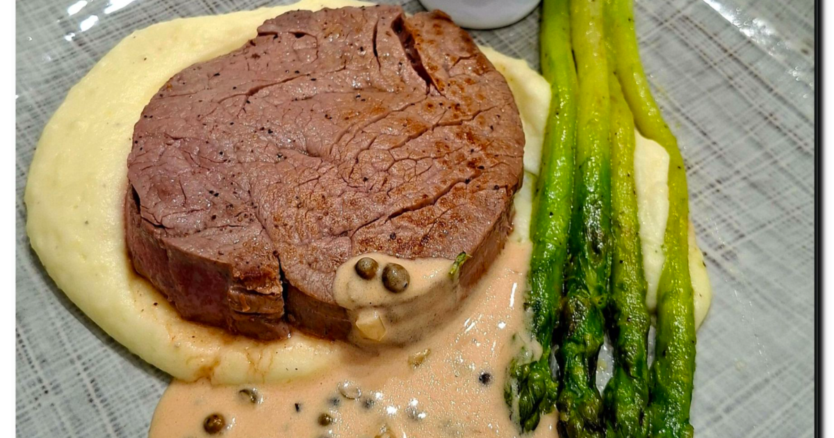 Tournedos et asperges rôties sauce au poivre vert