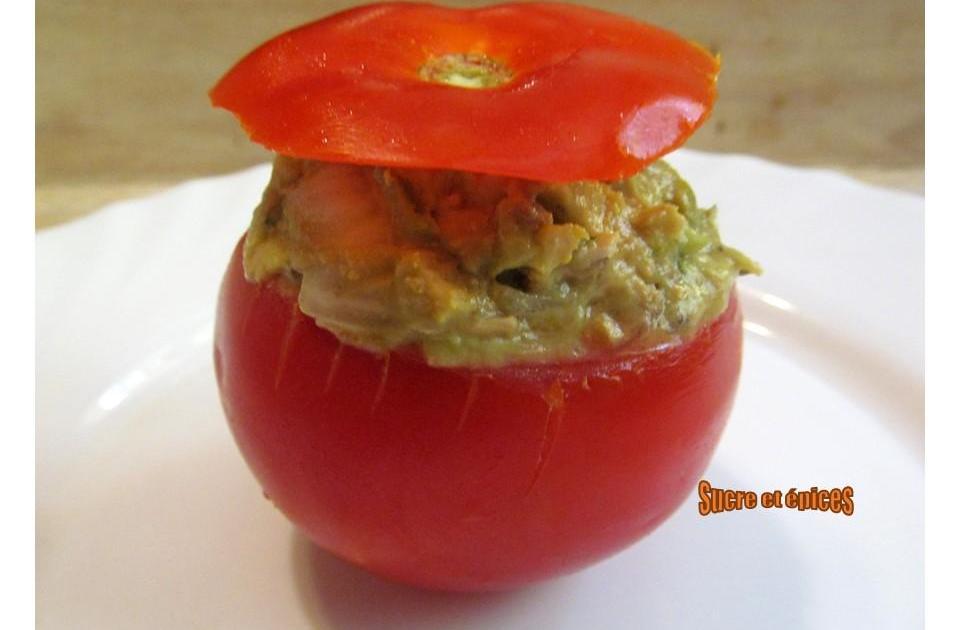 Tomates farcies au poulet, avocat et olives
