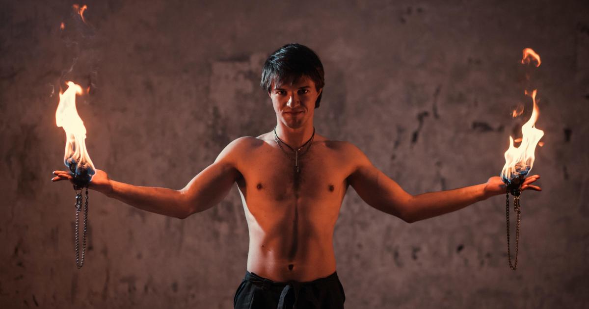 L'extraordinaire voyage du fakir qui était resté coincé dans une armoire Ikea (2013) Romain Puértolas