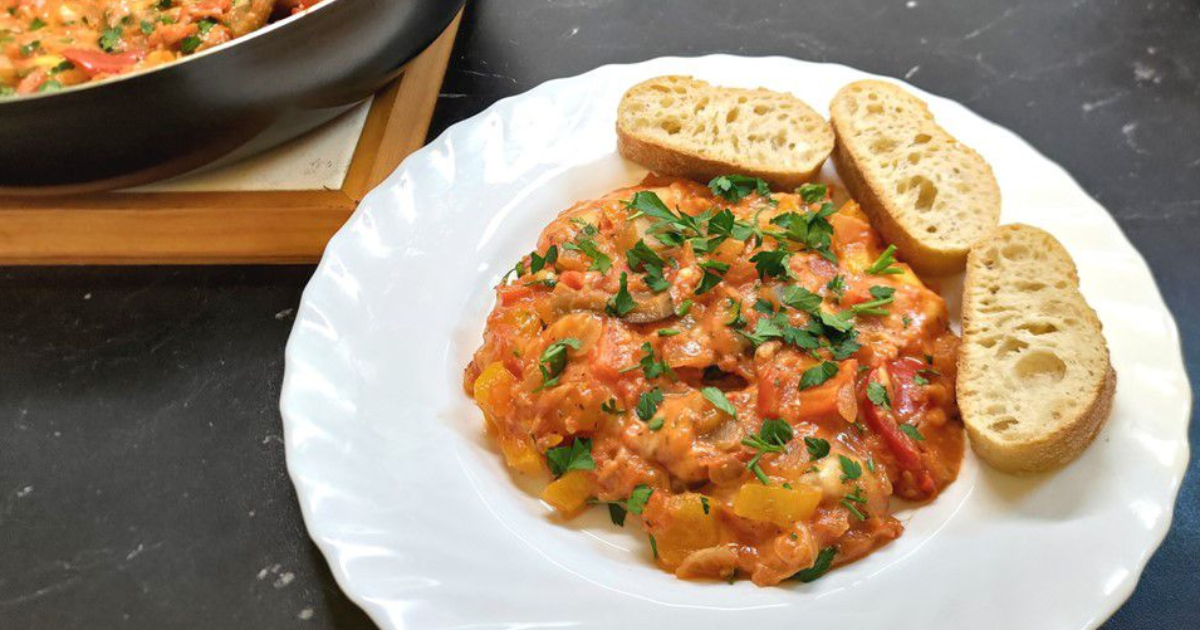 Poêlée de légumes façon chakchouka au fromage - Recette en vidéo