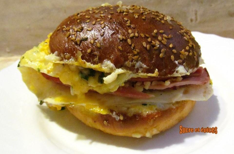 Sandwich chaud aux oeufs, jambon et fromage