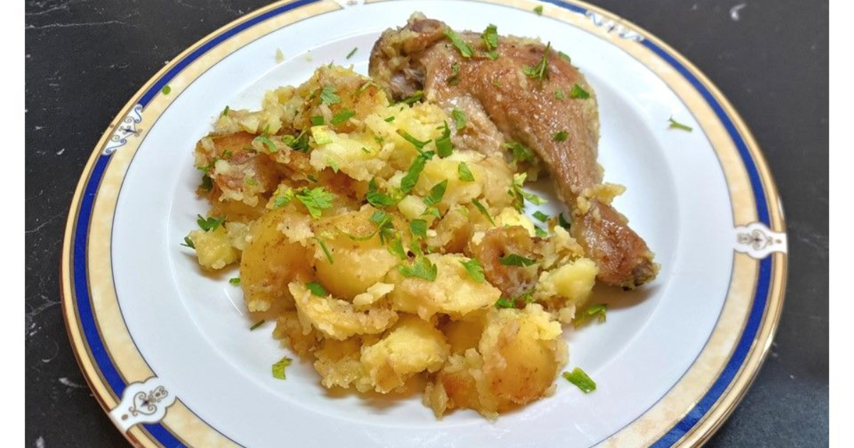 Cuisses et manchons de canard avec de l'écrasée de pommes de terre à l'ail