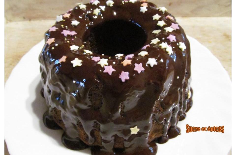 Gâteau très moelleux au chocolat et aux noisettes avec glaçage