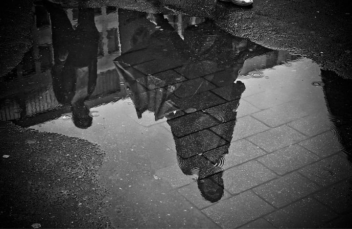 Le miroir fond... (poème)