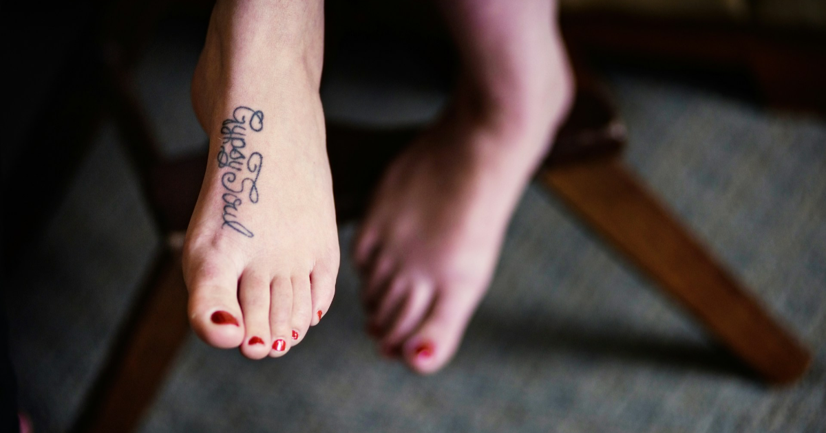 Geneviève aux pieds nus