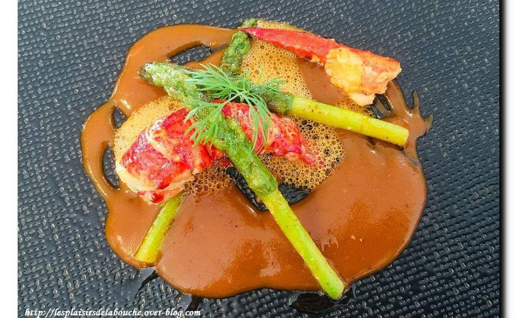 Homard poêlé au beurre moussant et sa bisque, asperges croquantes.