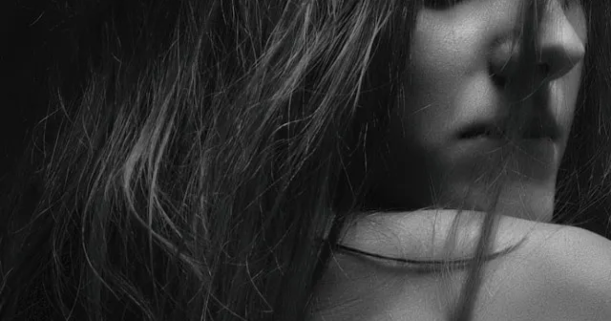 Sous ton pantalon noir