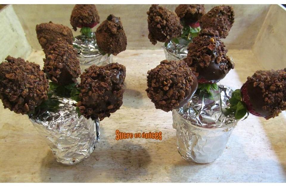 Fraises enrobées de chocolat et fèves de cacao