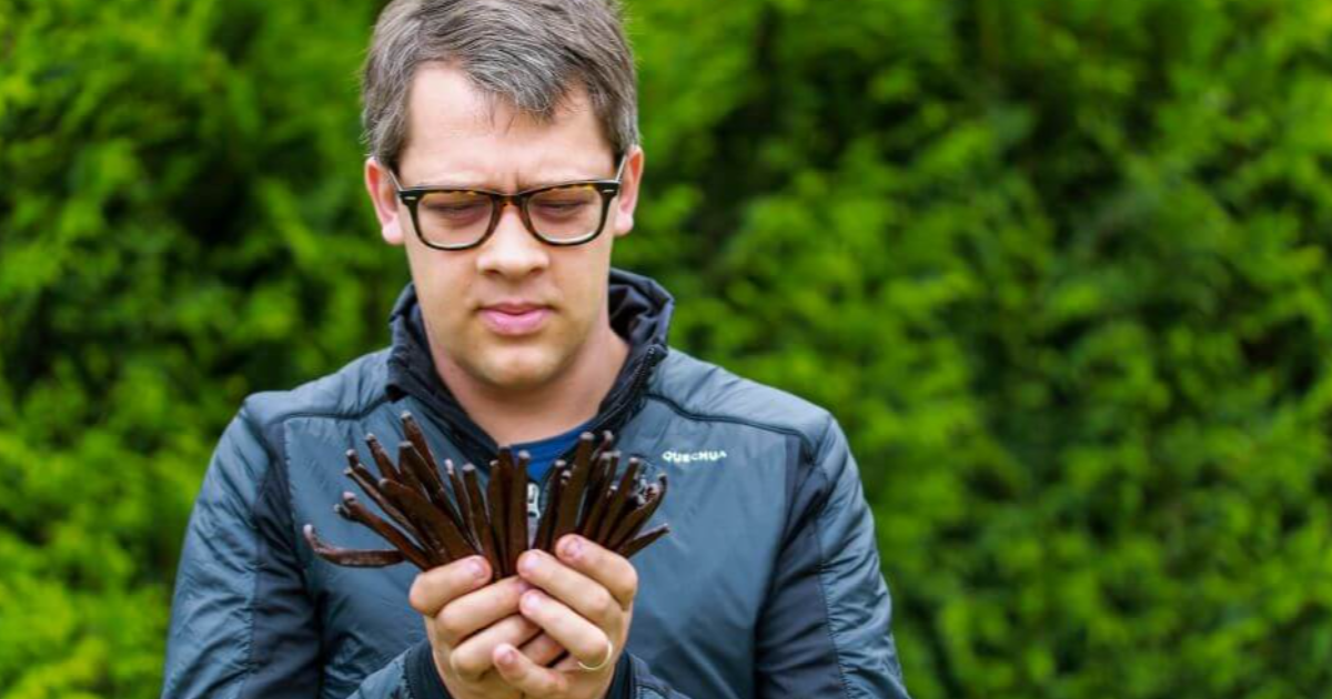 Pourquoi la Vanille est Si Chère ? Voyage au Cœur de sa Production Artisanale et d'un Processus Long.