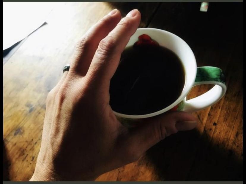La main au café...