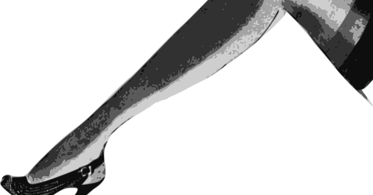 A une jeune fille assise