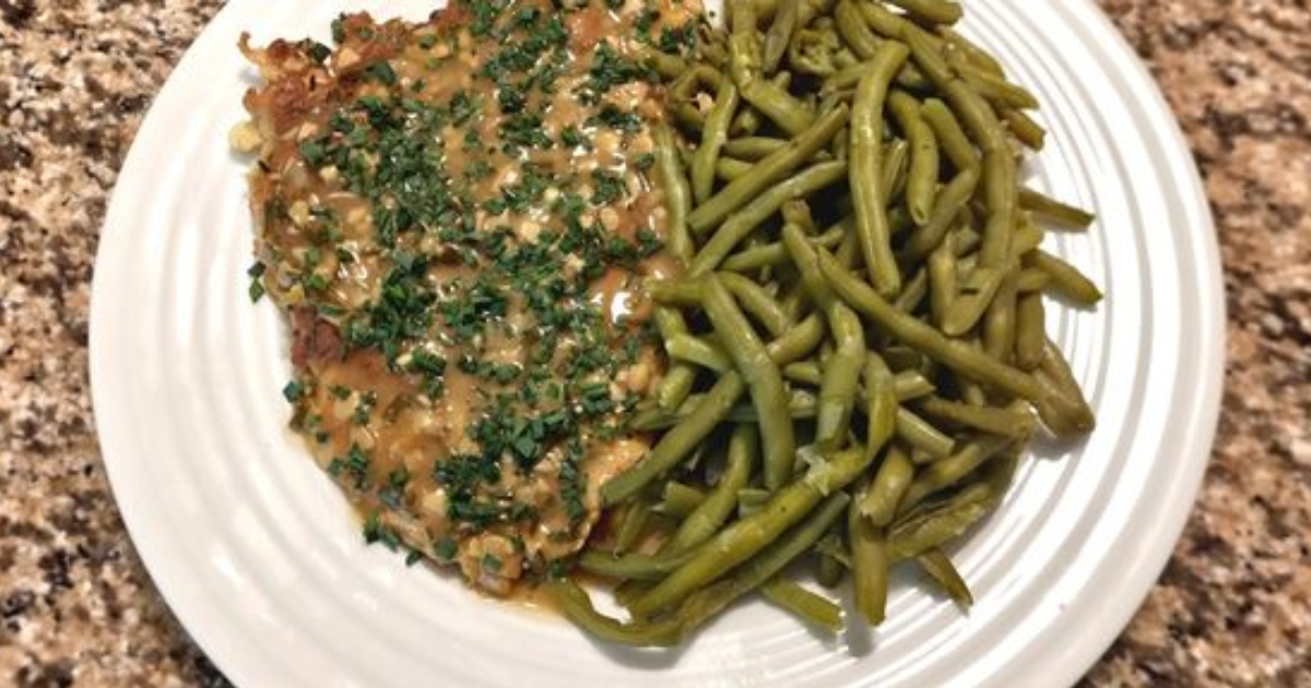 Escalopes de dinde panées à la ciboulette, en sauce au vin blanc