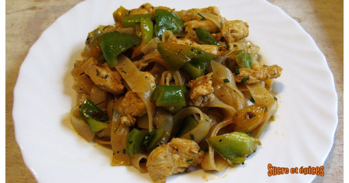 Nouilles thaïlandaises au poulet et au poivron