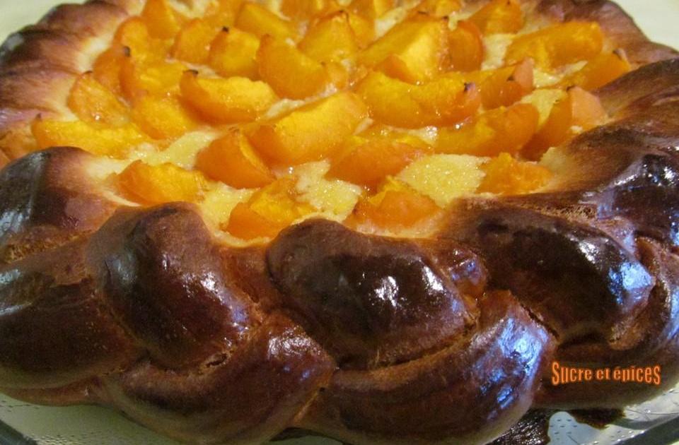 Tarte briochée aux abricots et à la crème d'amandes - Recette en vidéo