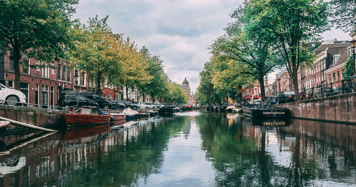 Les secrets des canaux d’Amsterdam et son lien historique avec l’eau : entre patrimoine et innovation