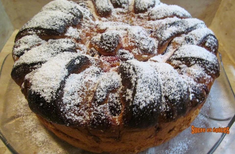 Brioche aux griottes en forme de fleur (Cozonac)