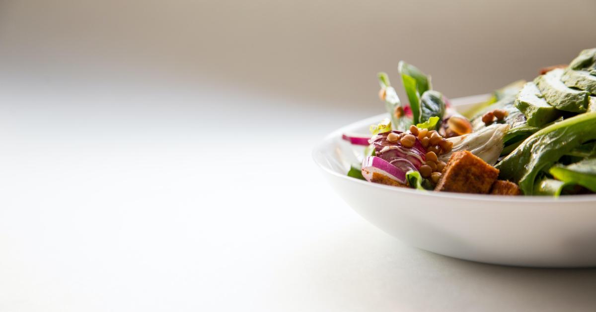 Salade à la viande grillée, au poivron et à l'orange