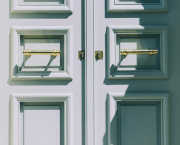Derrière la porte close.
