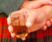 Boire un whisky écossais