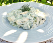 Salade de concombre au yaourt et à l'aneth - Recette en vidéo
