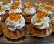 Canapés feuilletés mousse de chèvre frais à l'aneth et oeufs de saumon